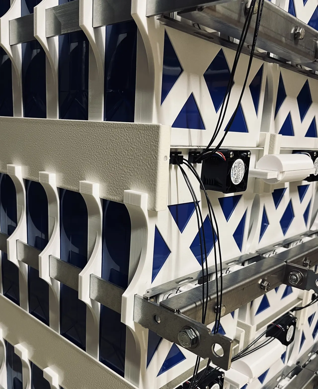 Geöffnetes Gehäuse mit sichtbarem Servicezugang